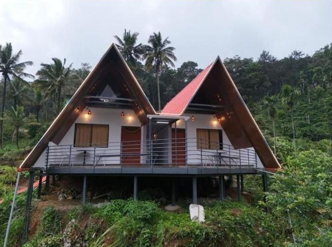 Cottages by day with forest backdrop